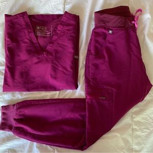 Dark Magenta Casma™-Three-Pocket
Top XS and Jogger Pants XS petite